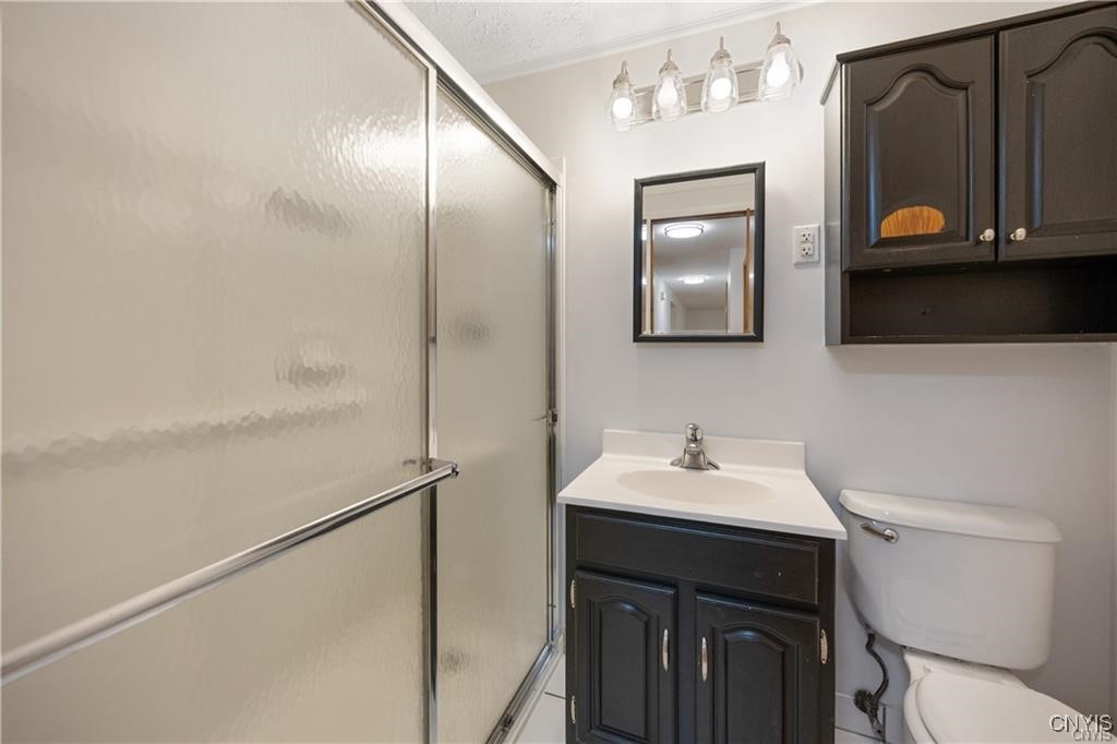 7661 Totman Road Cicero, NY 13212 - Photo 23 of 34 Hallway bath