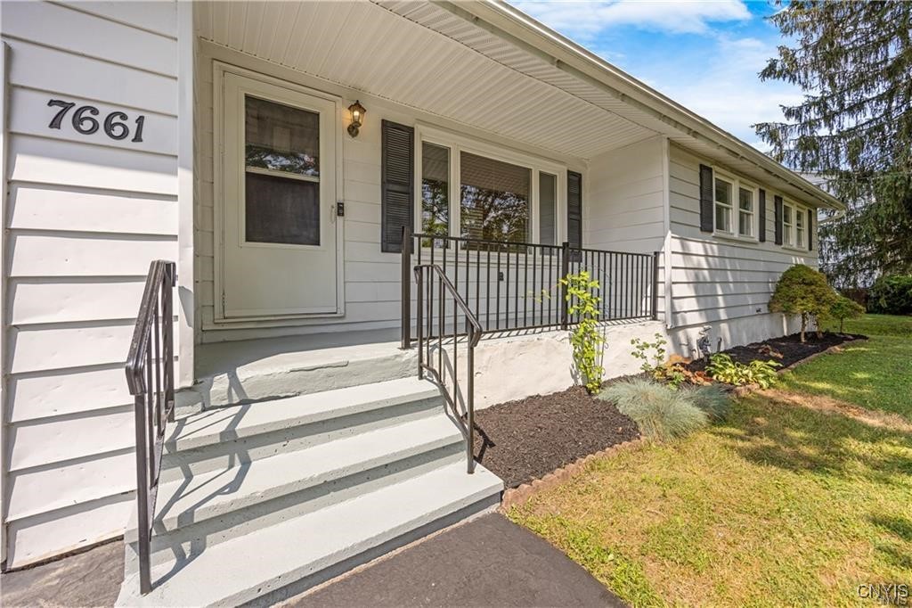 7661 Totman Road Cicero, NY 13212 - Photo 3 of 34 Front entrance