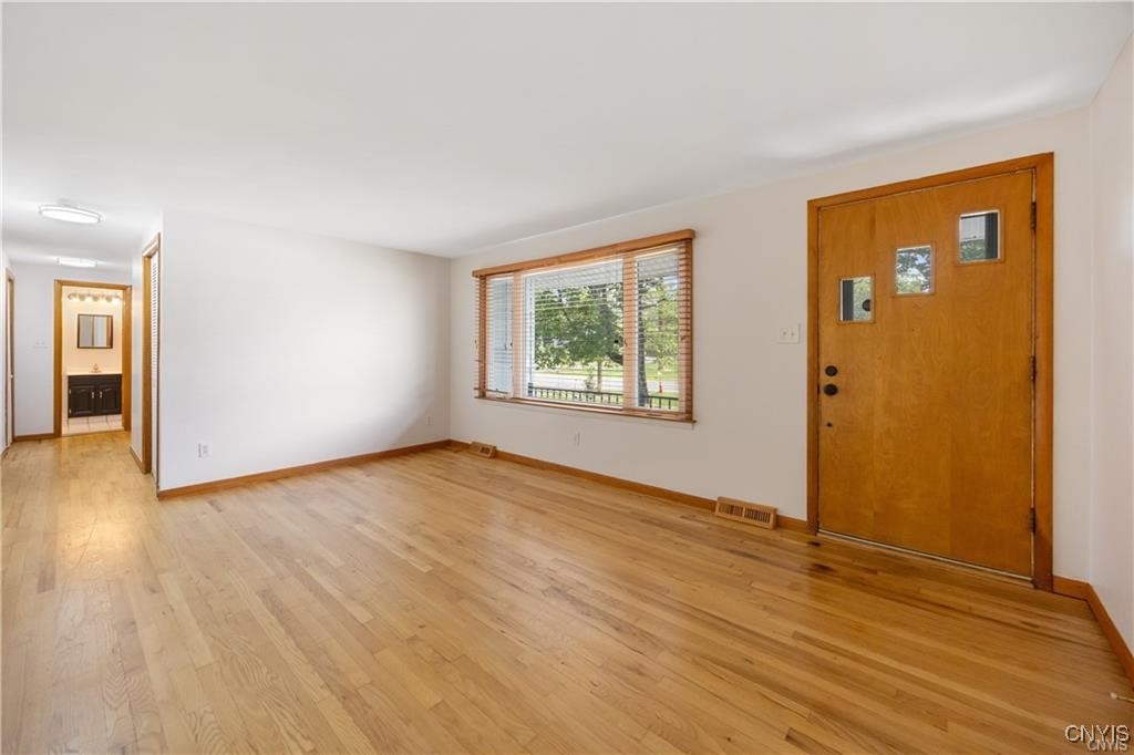 7661 Totman Road Cicero, NY 13212 - Photo 4 of 34 Livingroom