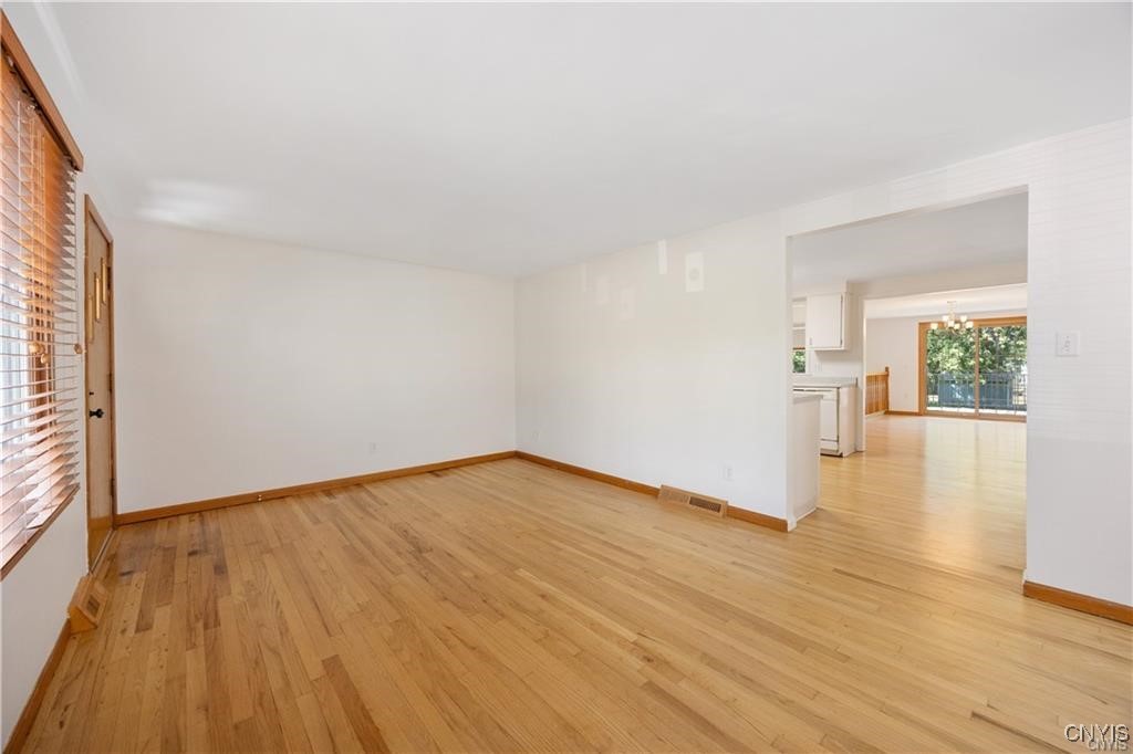 7661 Totman Road Cicero, NY 13212 - Photo 6 of 34 Livingroom looking into eating area