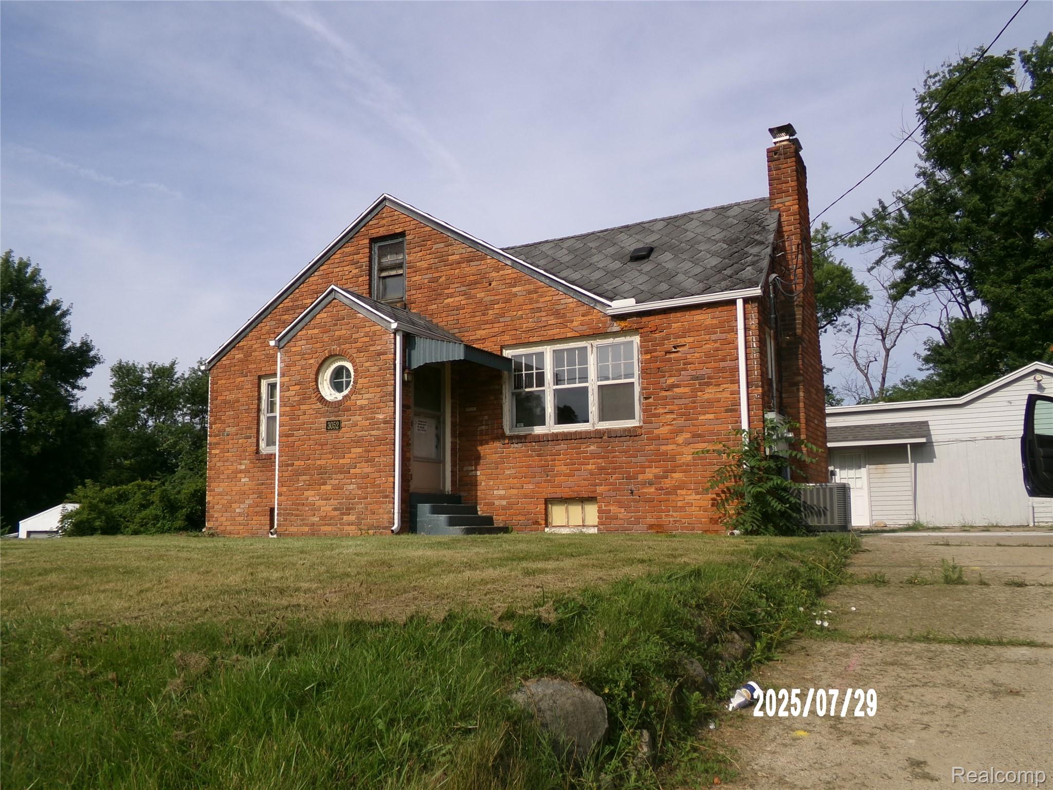 3052 South Center Road Burton, MI 48519 - Photo 1 of 13 229_0276.JPG