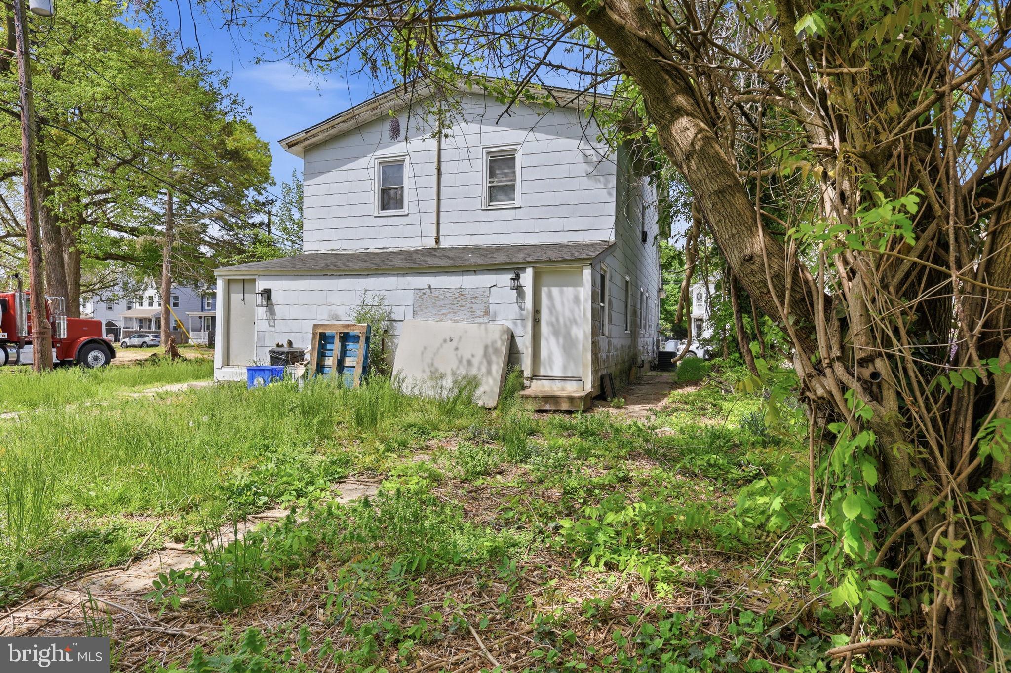 60 Walnut Street Salem, NJ 08079 - Photo 6 of 25 Charming home with lush greenery.