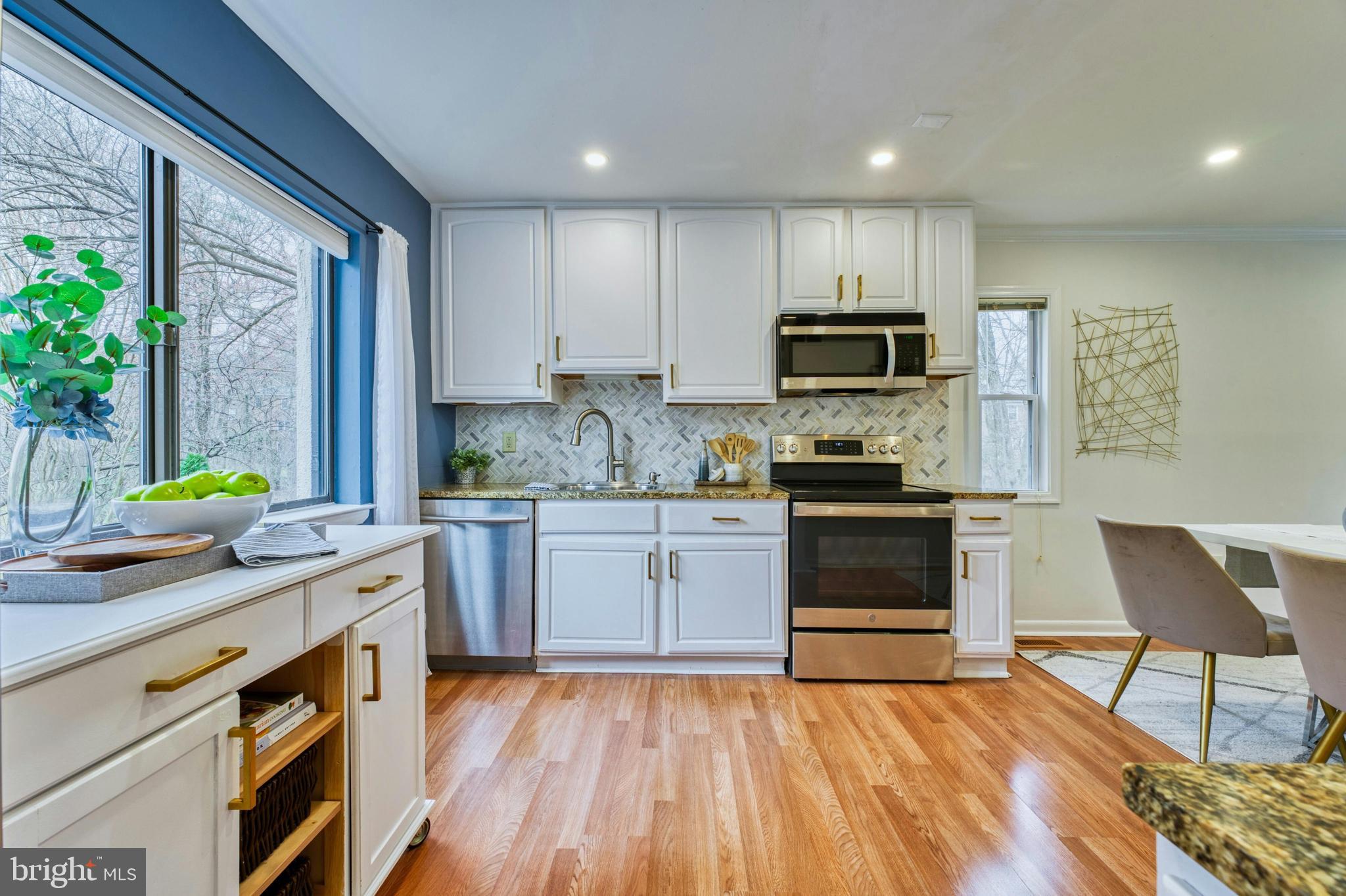 11979 Barrel Cooper Court Reston, VA 20191 - Photo 4 of 35 Simply Stunning Updated Kitchen