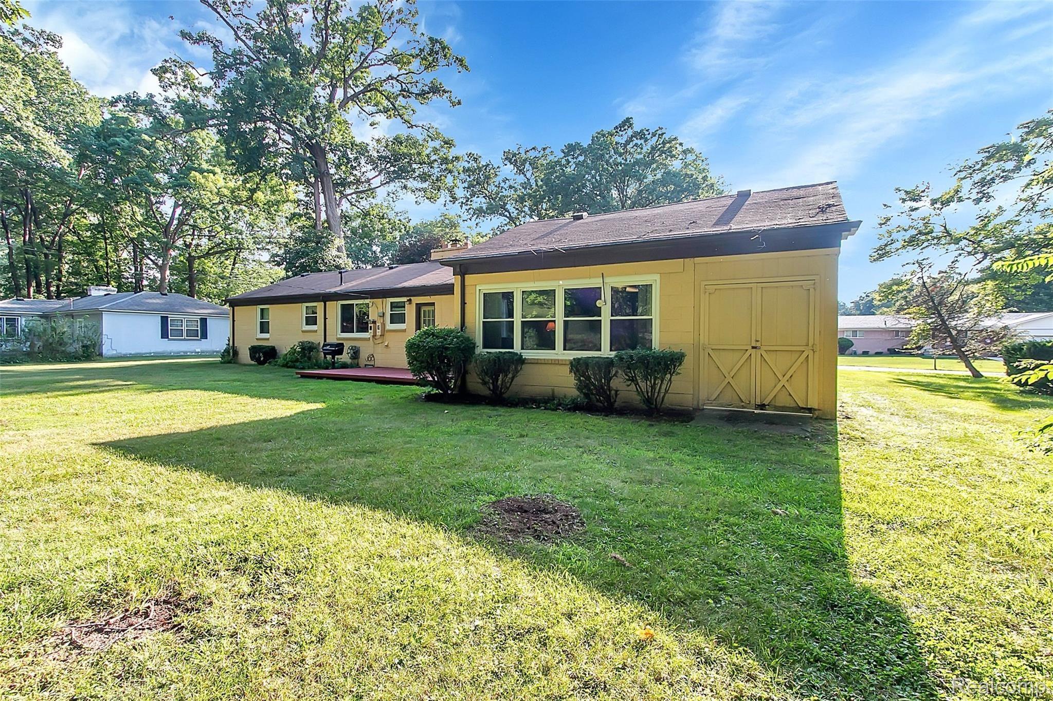 21570 Stahelin Road Southfield, MI 48075 - Photo 6 of 28 BUILT IN BBQ OUT BACK OFF THE DECK!