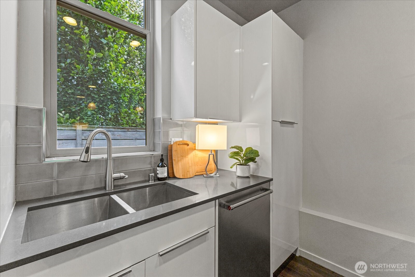 4300 Southwest Mills Street Seattle, WA 98136 - Photo 14 of 30