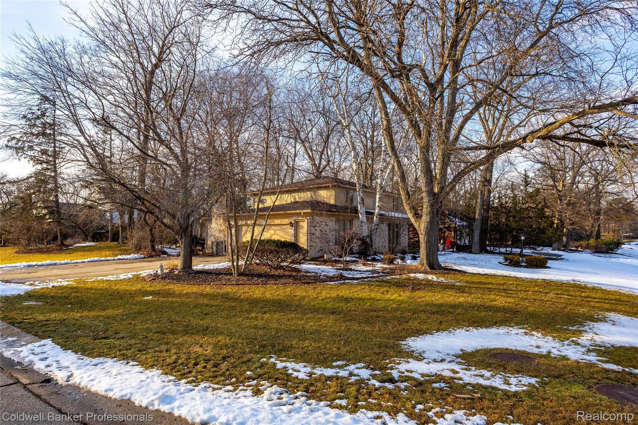5138 Lake Bluff Road West Bloomfield, MI 48323 - Photo 13 of 54 Large lot for privacy