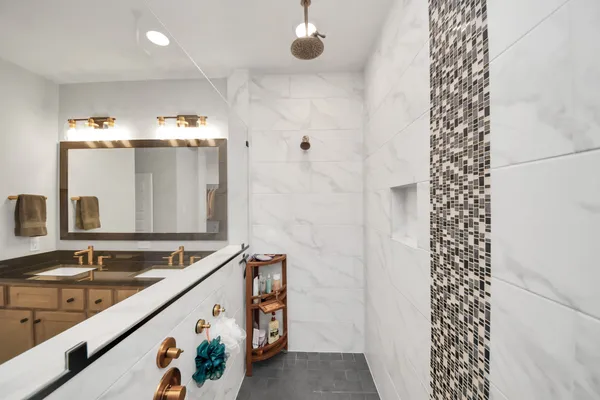 a en suite bathroom with a sink and a mirror