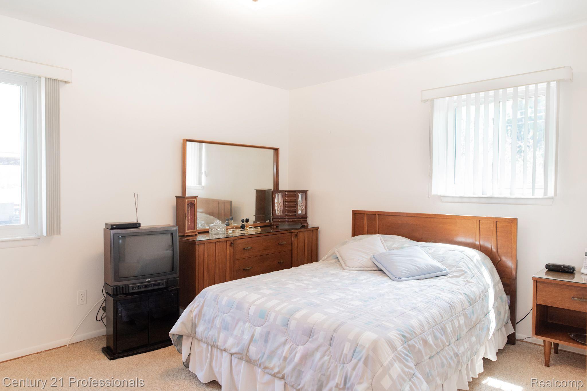 36135 Curtis Road Livonia, MI 48152 - Photo 19 of 30 Gallery Image 19