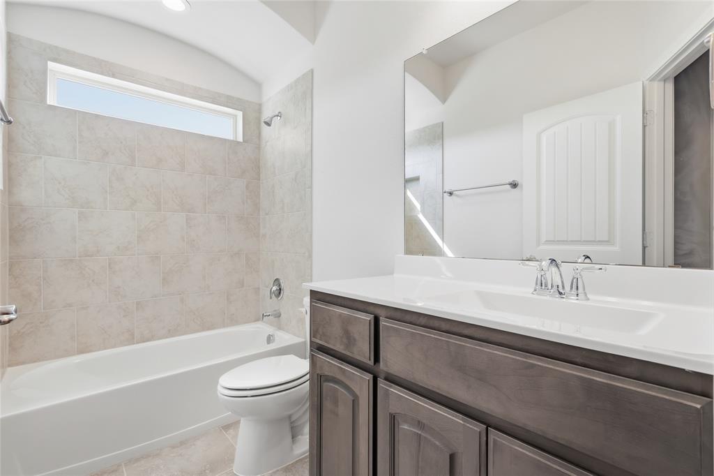 11301 Golden Ridge Lane Haslet, TX 76052 - Photo 25 of 35 a bathroom with a sink a toilet and a bathtub