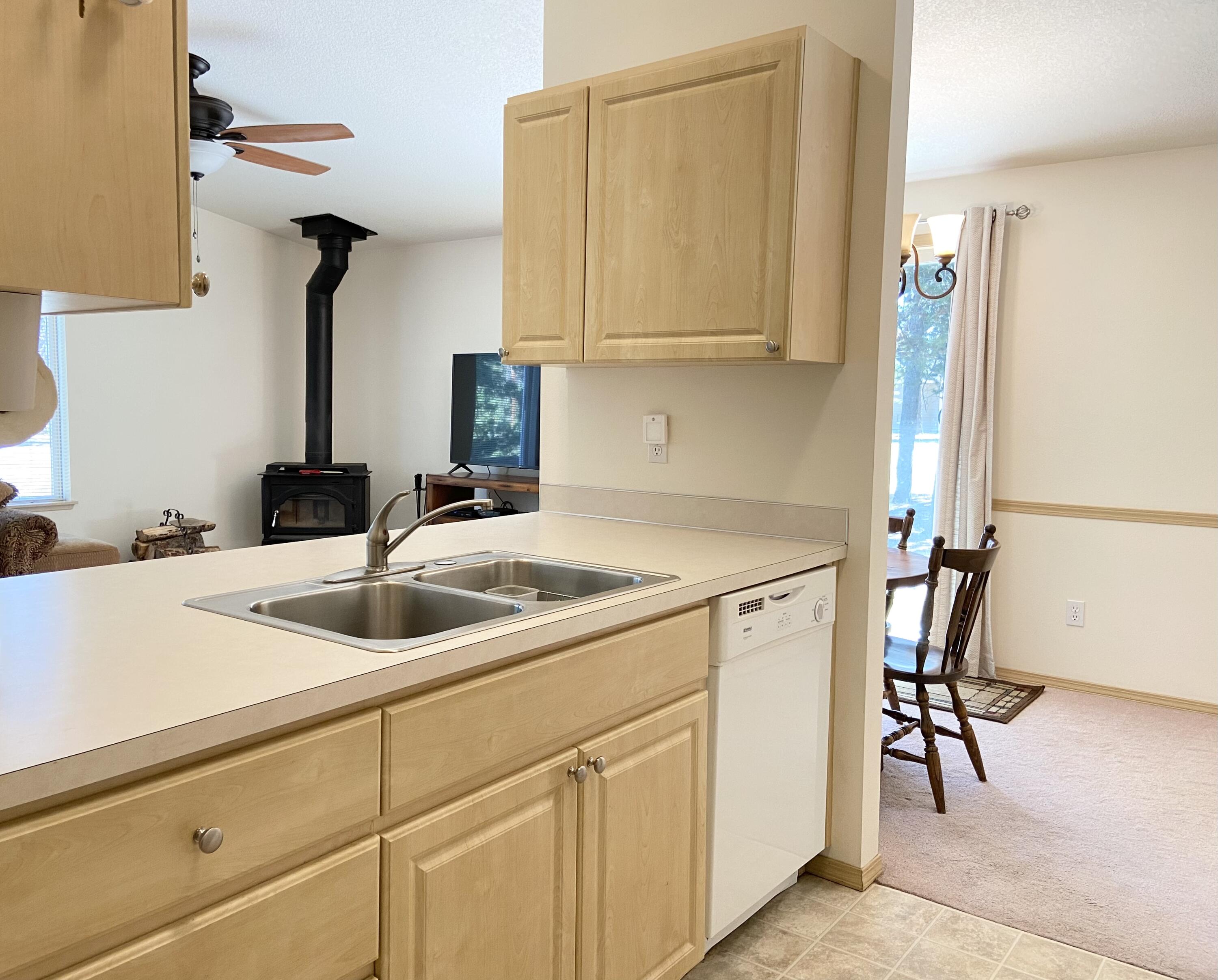 17205 Kingsburg Road Bend, OR 97707 - Photo 7 of 14 Kitchen