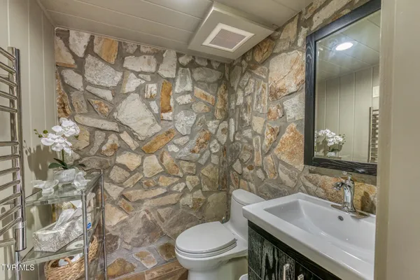 $950,000 | 128 Bankers Bend, Mountain City, TN 37683