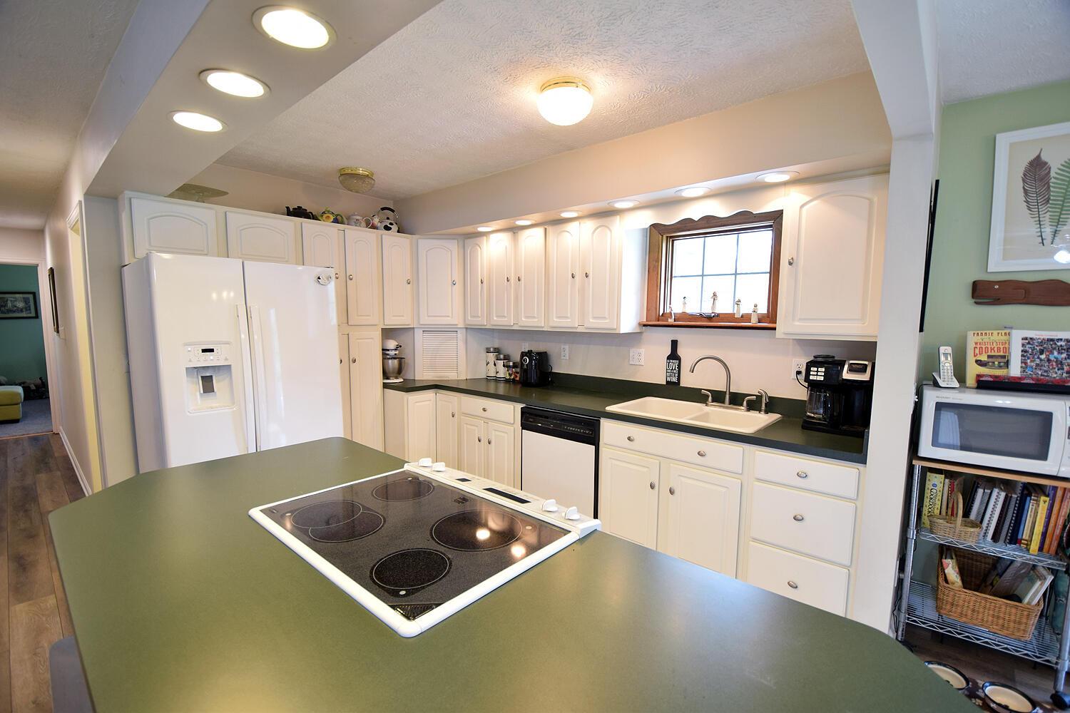 9733 Creek Road Pataskala, OH 43062 - Photo 14 of 39 15 Kitchen