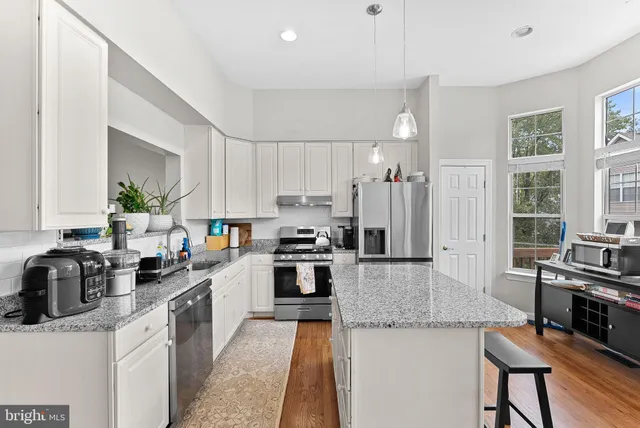 $3,300 | 20510 Willoughby Square, Sterling, VA 20165