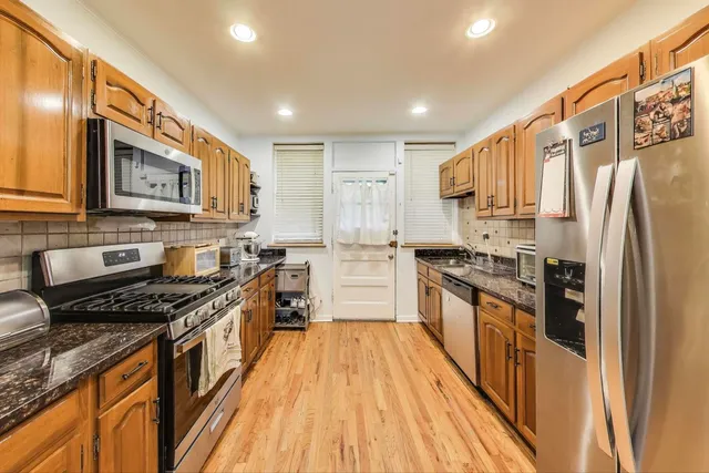 $325,000 | 2322 West Farwell Avenue, Unit 1W, Chicago, IL 60645