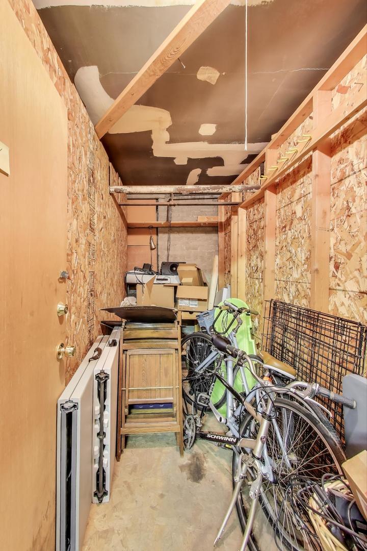 2322 West Farwell Avenue, Unit 1W Chicago, IL 60645 - Photo 25 of 28 a view of a chairs and table in a patio