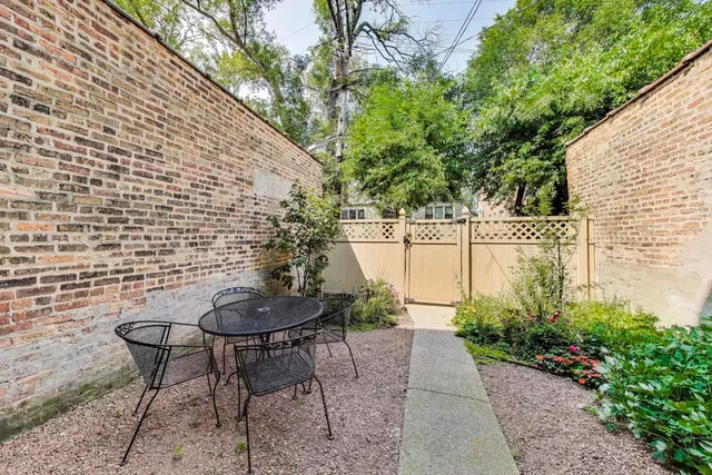 $325,000 | 2322 West Farwell Avenue, Unit 1W, Chicago, IL 60645
