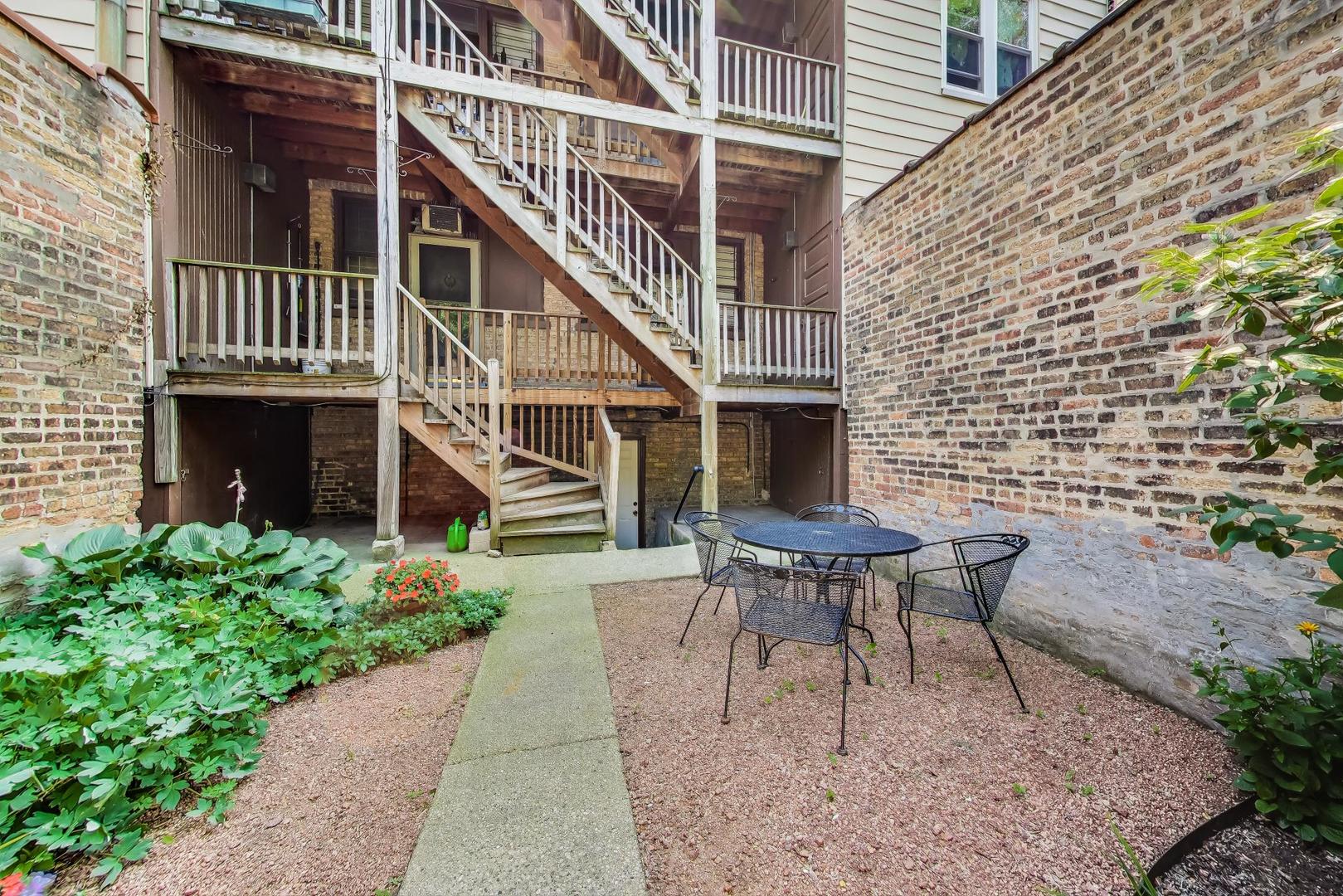2322 West Farwell Avenue, Unit 1W Chicago, IL 60645 - Photo 28 of 28 a view of a house with backyard and sitting area