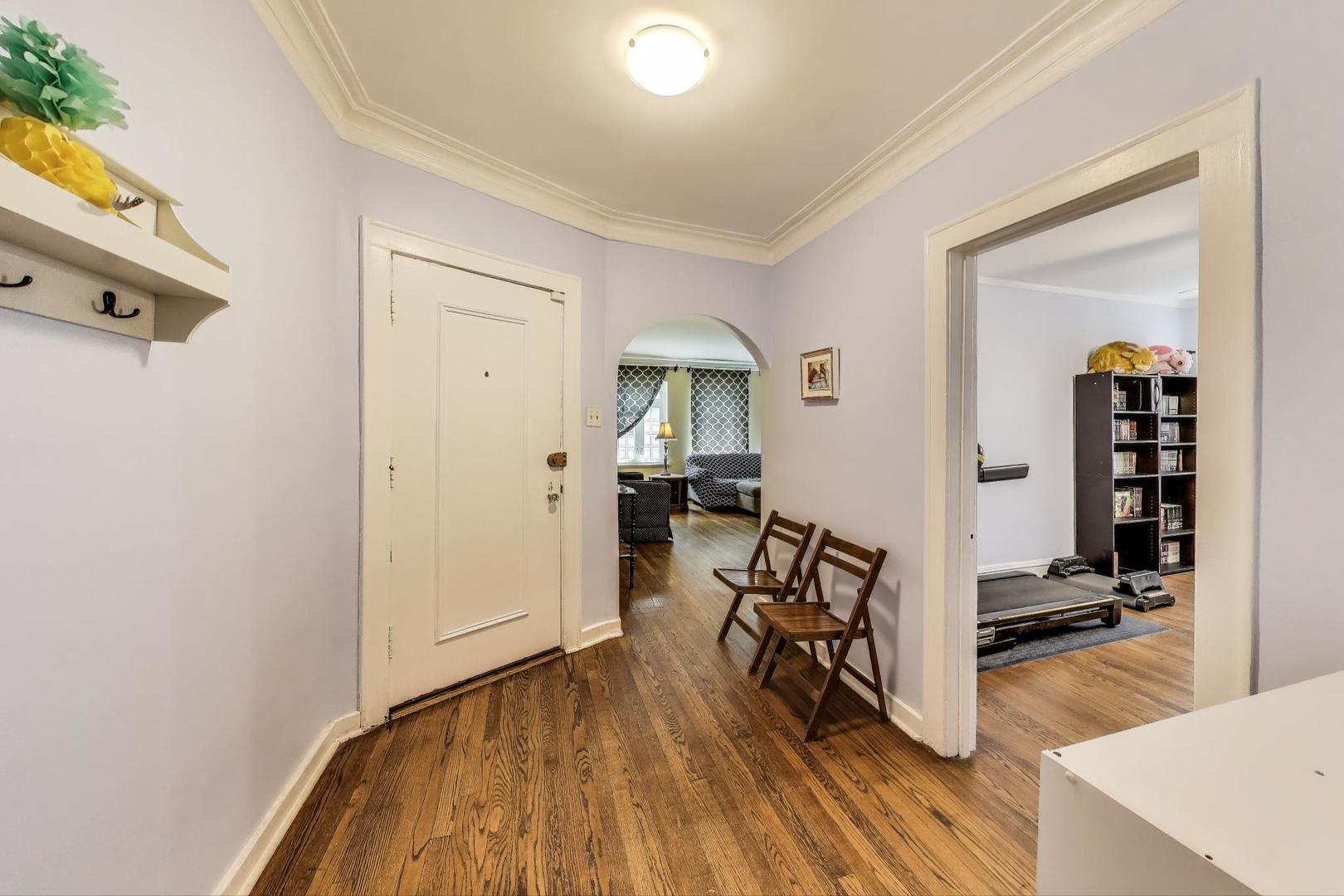 2322 West Farwell Avenue, Unit 1W Chicago, IL 60645 - Photo 4 of 28 a view of a living room