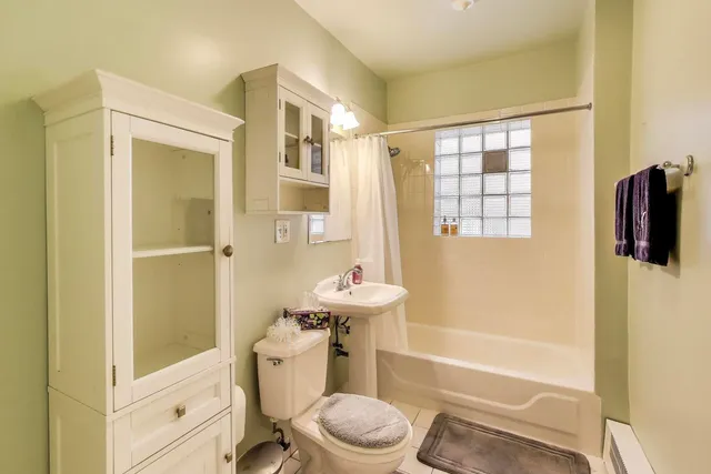 $325,000 | 2322 West Farwell Avenue, Unit 1W, Chicago, IL 60645