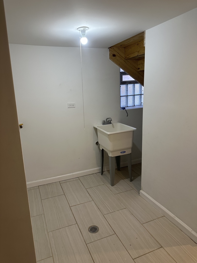 6715 South Sangamon Street Chicago, IL 60621 - Photo 33 of 43 a bathroom with a sink a toilet and a shower