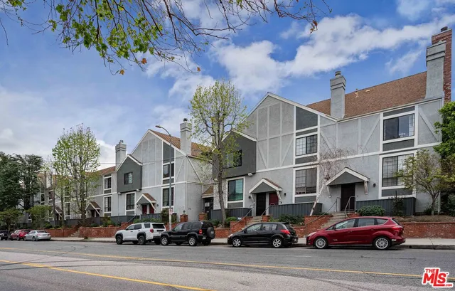 $795,000 | 18100 Burbank Boulevard, Unit 26, Tarzana, CA 91356