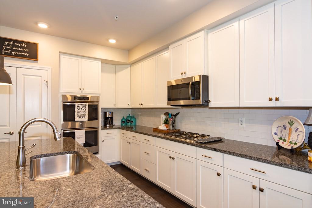 13625 Rockingham Lane, Unit 43 Gainesville, VA 20155 - Photo 5 of 26 Kitchen W/Granite Counters