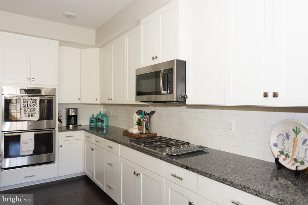 13625 Rockingham Lane, Unit 43 Gainesville, VA 20155 - Photo 7 of 26 Double Oven