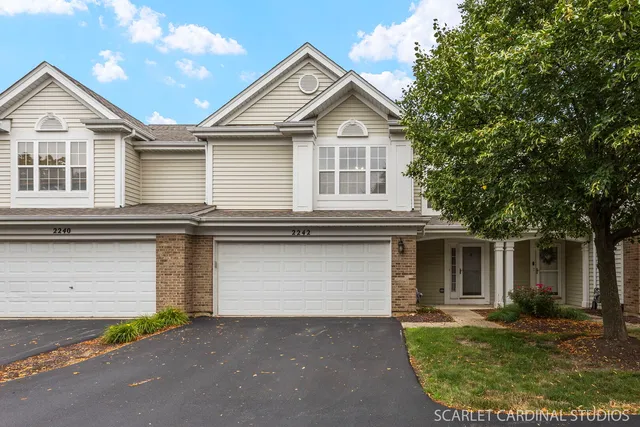 $325,000 | 2242 Foxmoor Lane, Unit 2242, Aurora, IL 60502