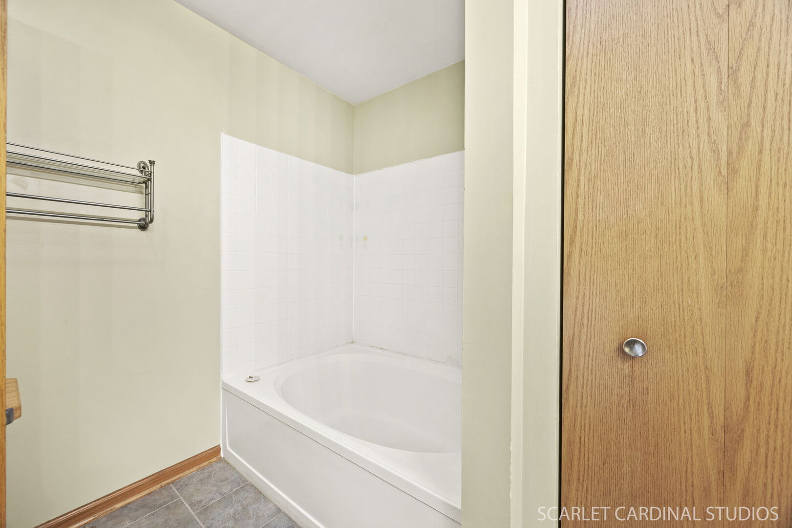 2242 Foxmoor Lane, Unit 2242 Aurora, IL 60502 - Photo 15 of 20 a bathroom with a bathtub
