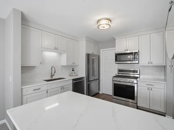 $339,900 | 549 Williamsburg Court, Unit B2, Wheeling, IL 60090