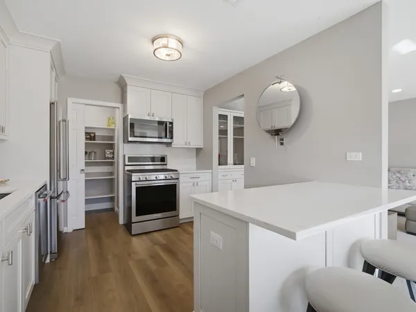 $339,900 | 549 Williamsburg Court, Unit B2, Wheeling, IL 60090