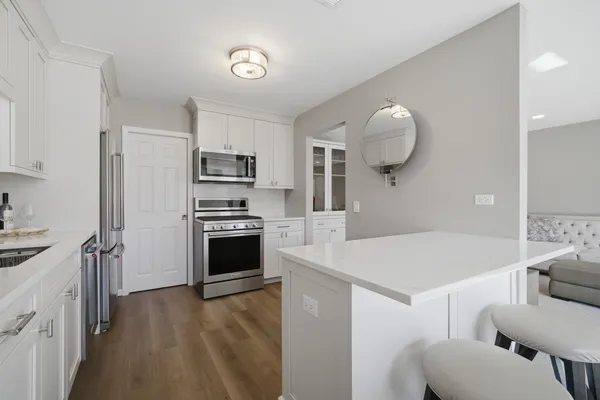 $339,900 | 549 Williamsburg Court, Unit B2, Wheeling, IL 60090