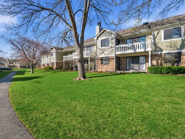 $339,900 | 549 Williamsburg Court, Unit B2, Wheeling, IL 60090