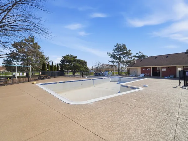 $339,900 | 549 Williamsburg Court, Unit B2, Wheeling, IL 60090