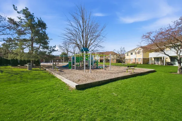 $339,900 | 549 Williamsburg Court, Unit B2, Wheeling, IL 60090