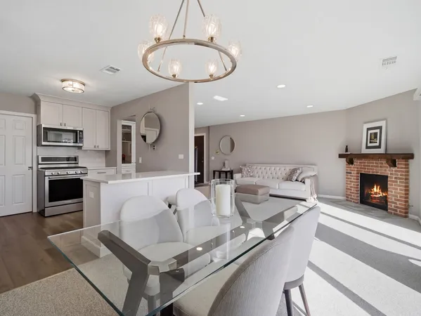 $339,900 | 549 Williamsburg Court, Unit B2, Wheeling, IL 60090