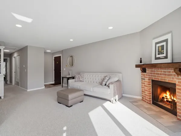 $339,900 | 549 Williamsburg Court, Unit B2, Wheeling, IL 60090