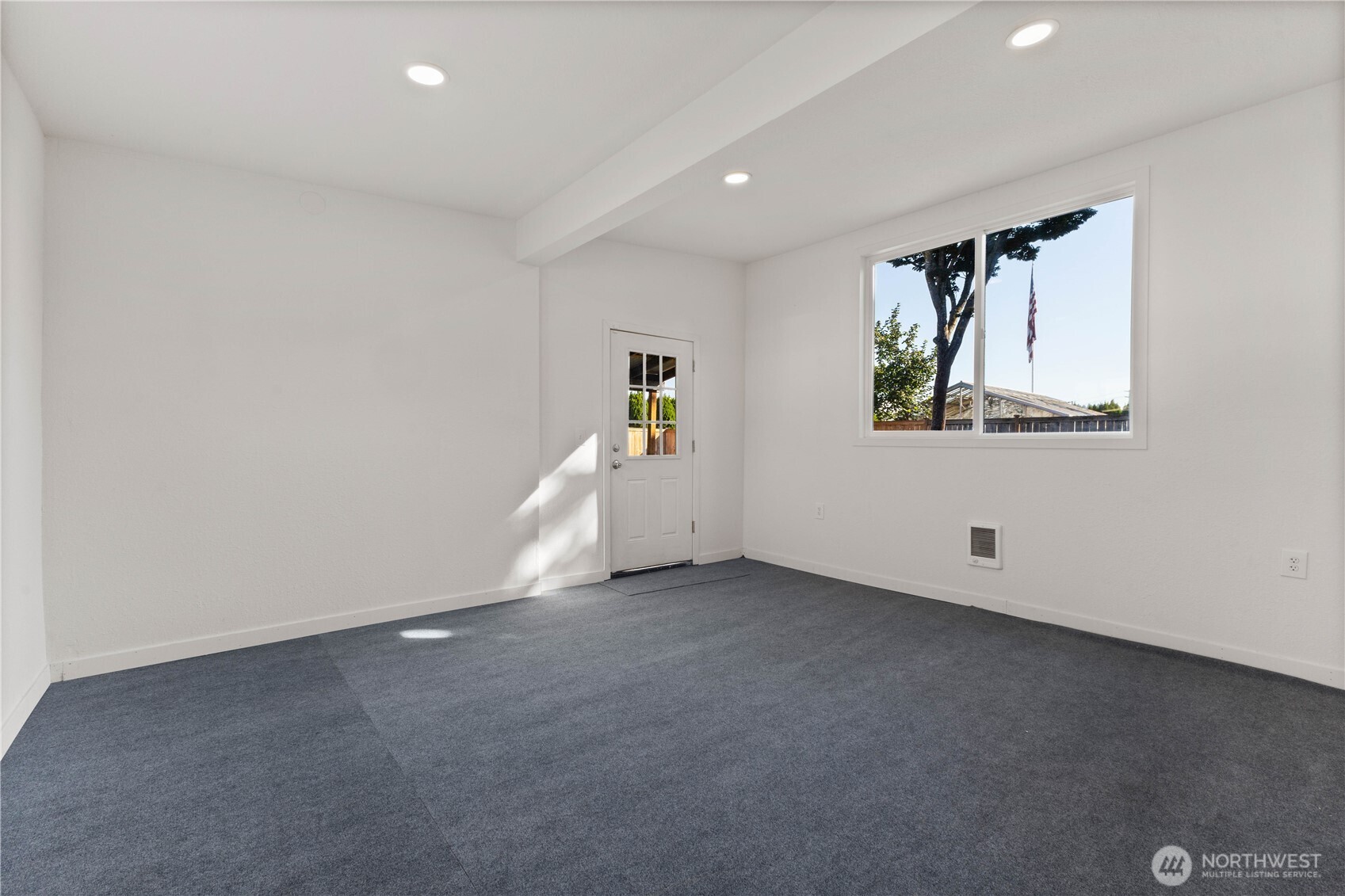 639 Elizabeth Street Sumner, WA 98390 - Photo 13 of 26 an empty room with windows