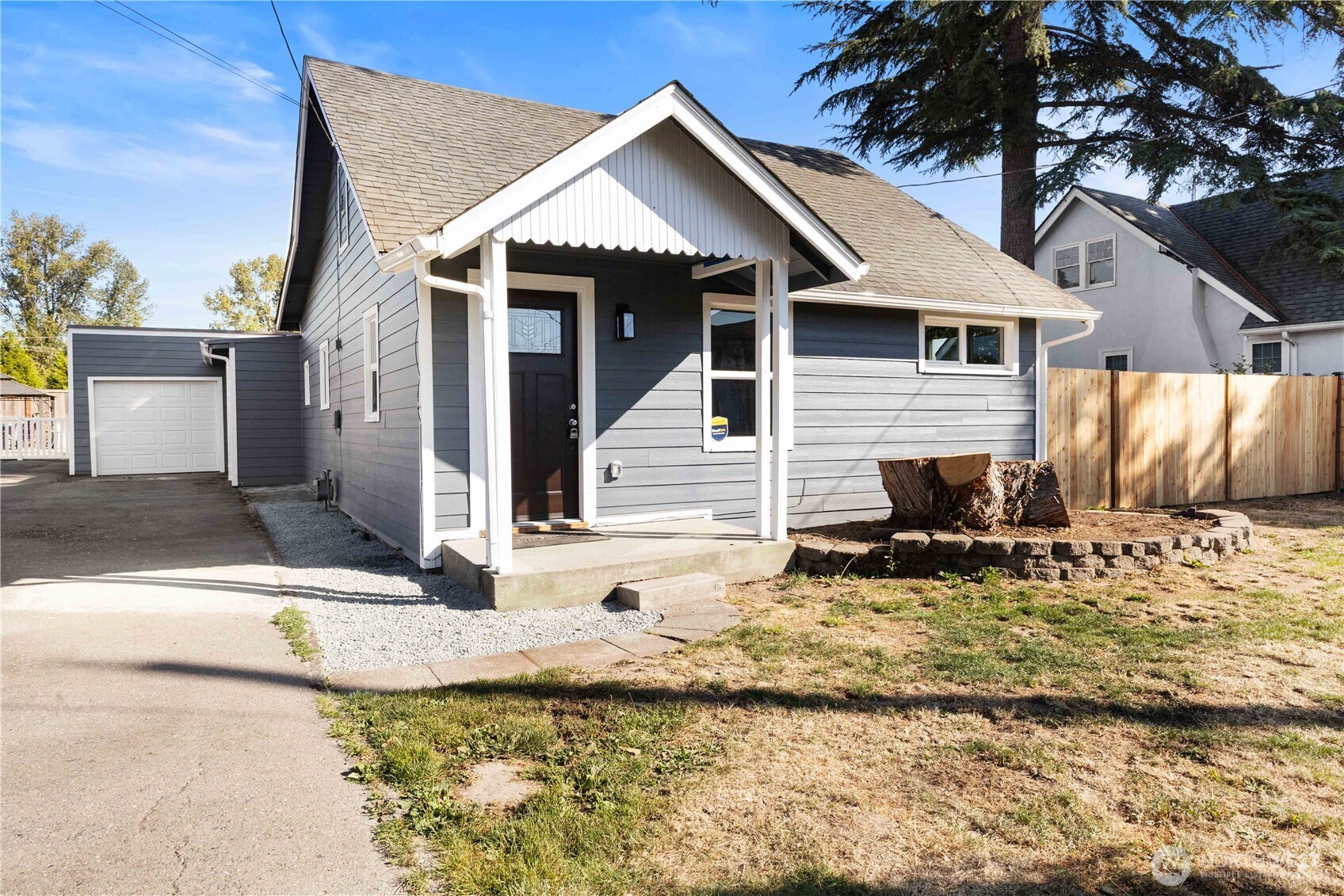 639 Elizabeth Street Sumner, WA 98390 - Photo 2 of 26 a front view of a house with a yard