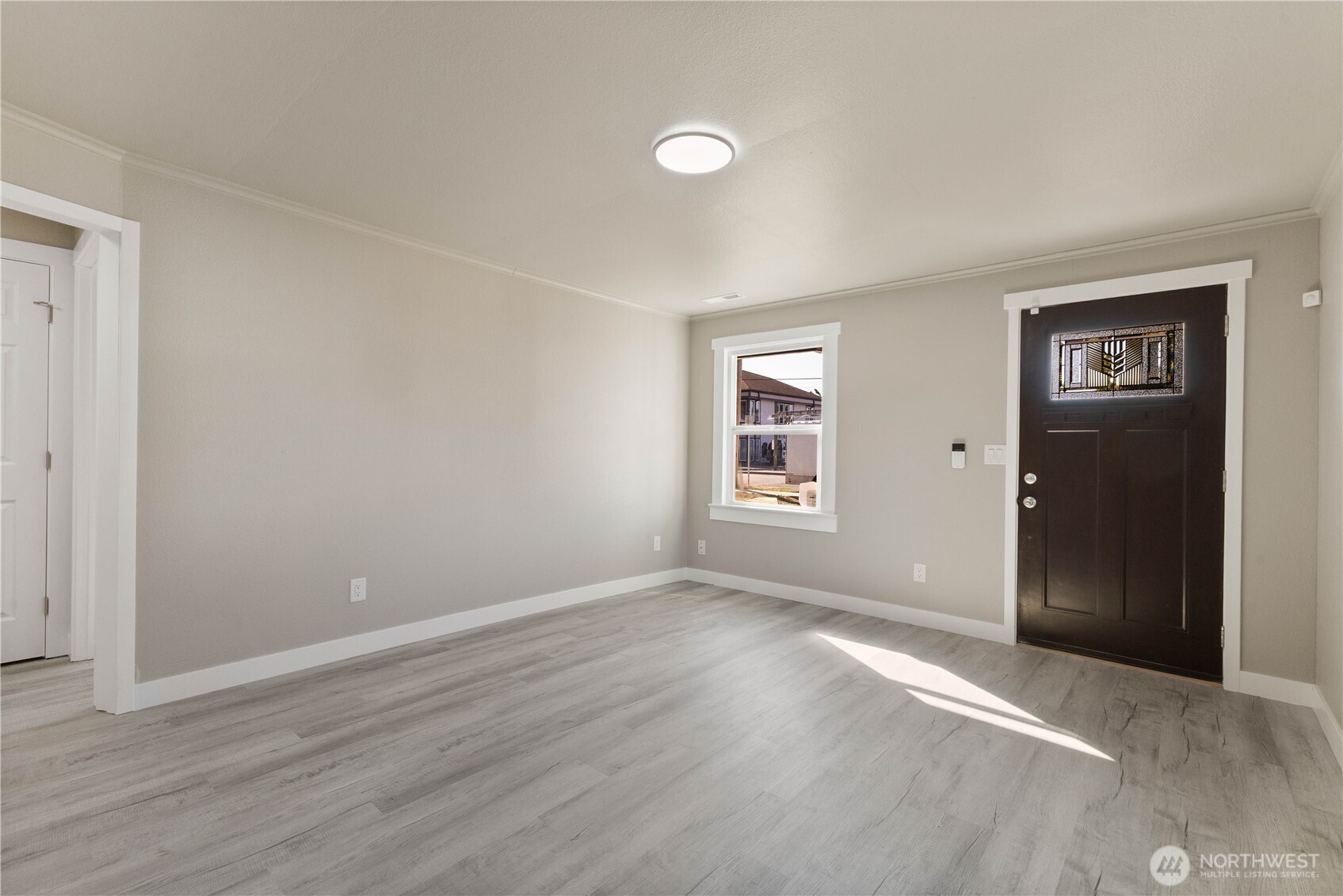 639 Elizabeth Street Sumner, WA 98390 - Photo 6 of 26 an empty room with windows and closet
