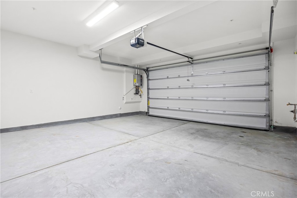 15907 Blue Copper Way Fontana, CA 92336 - Photo 18 of 31 Garage