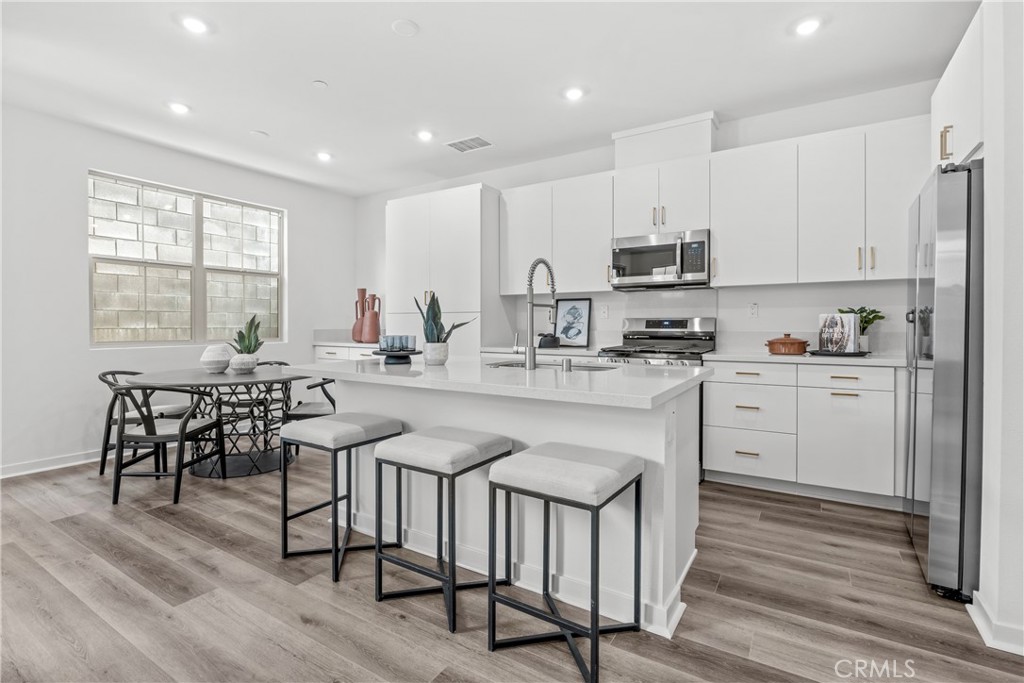 15907 Blue Copper Way Fontana, CA 92336 - Photo 4 of 31 Kitchen