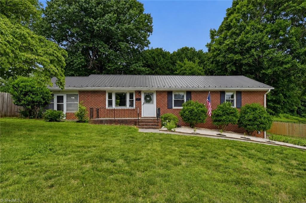 136 Queensbury Road Winston-Salem, NC 27104 - Photo 1 of 26