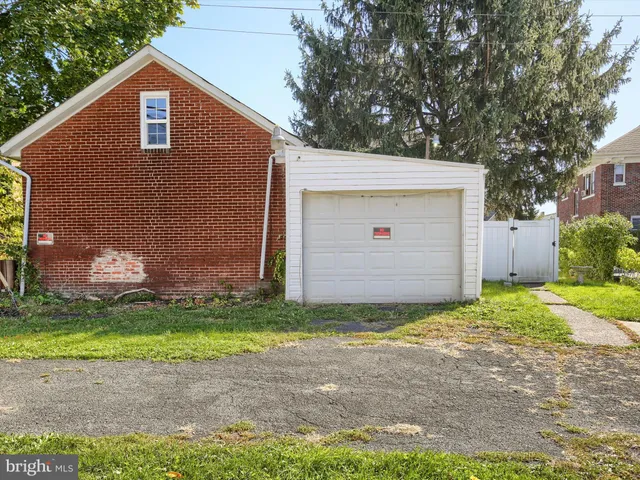 a view of a house with backyard and garden