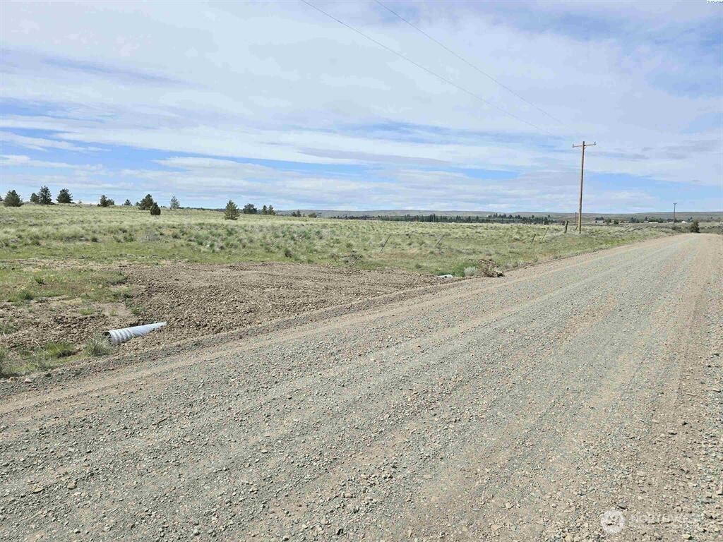 149 Middle Road Bickleton, WA 99322 - Photo 3 of 19 a view of a field with an ocean