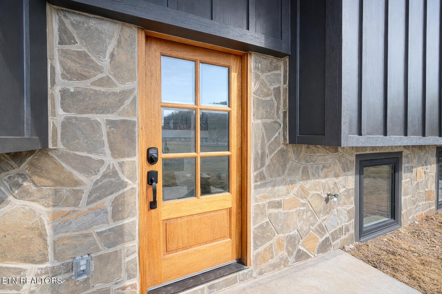 3139 Easy Street Pigeon Forge, TN 37862 - Photo 7 of 20 Entry Door