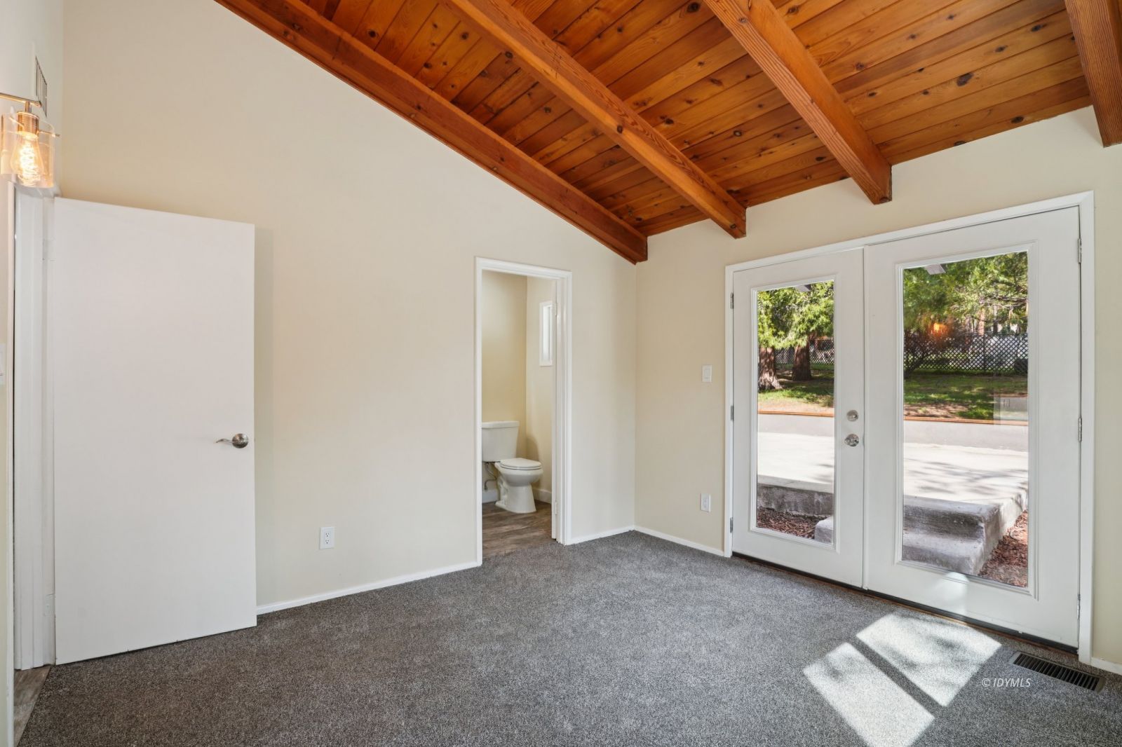 25430 Palomar Road Idyllwild, CA 92549 - Photo 17 of 38 an empty room with windows