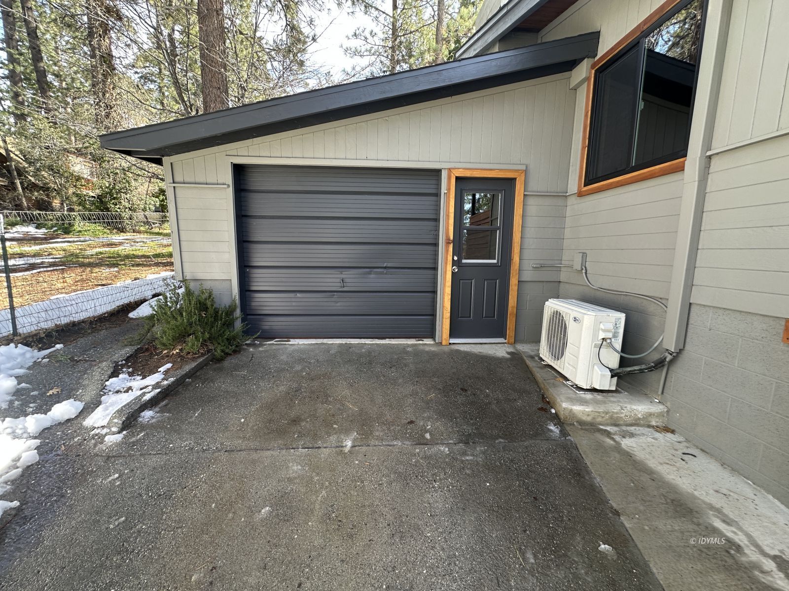 25430 Palomar Road Idyllwild, CA 92549 - Photo 35 of 38 Garage