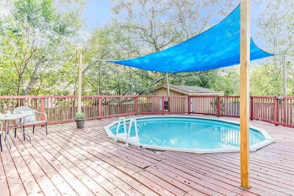 a view of a backyard