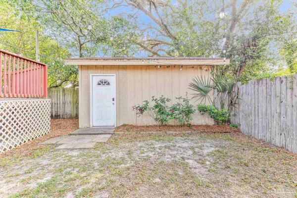 a view of a backyard